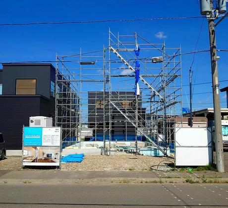 札幌市東区「 ご新築 」基礎工事 & 外部足場設置完了。