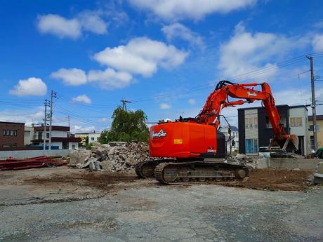 札幌市「 建替え・二世帯住宅 」ご新築 → 解体工事中。