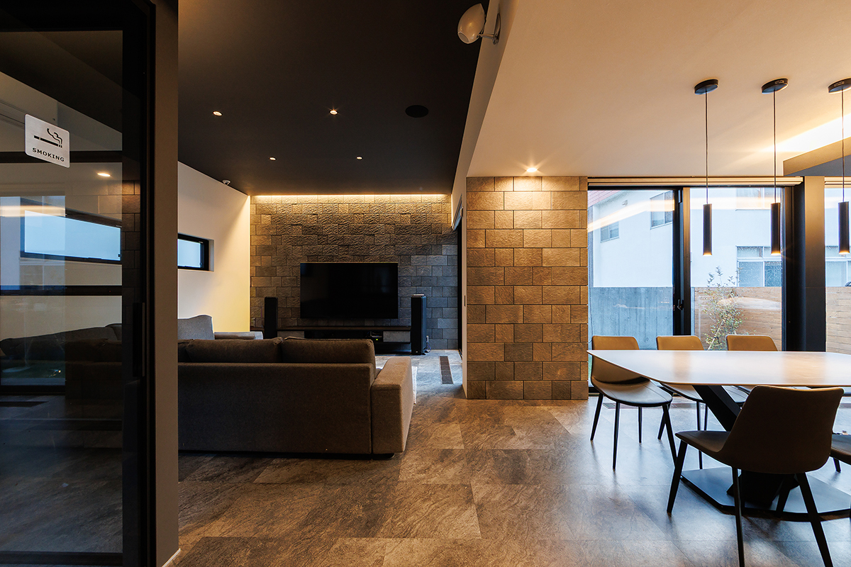 ふたつの庭で愛犬愛猫と心地よく暮らす家